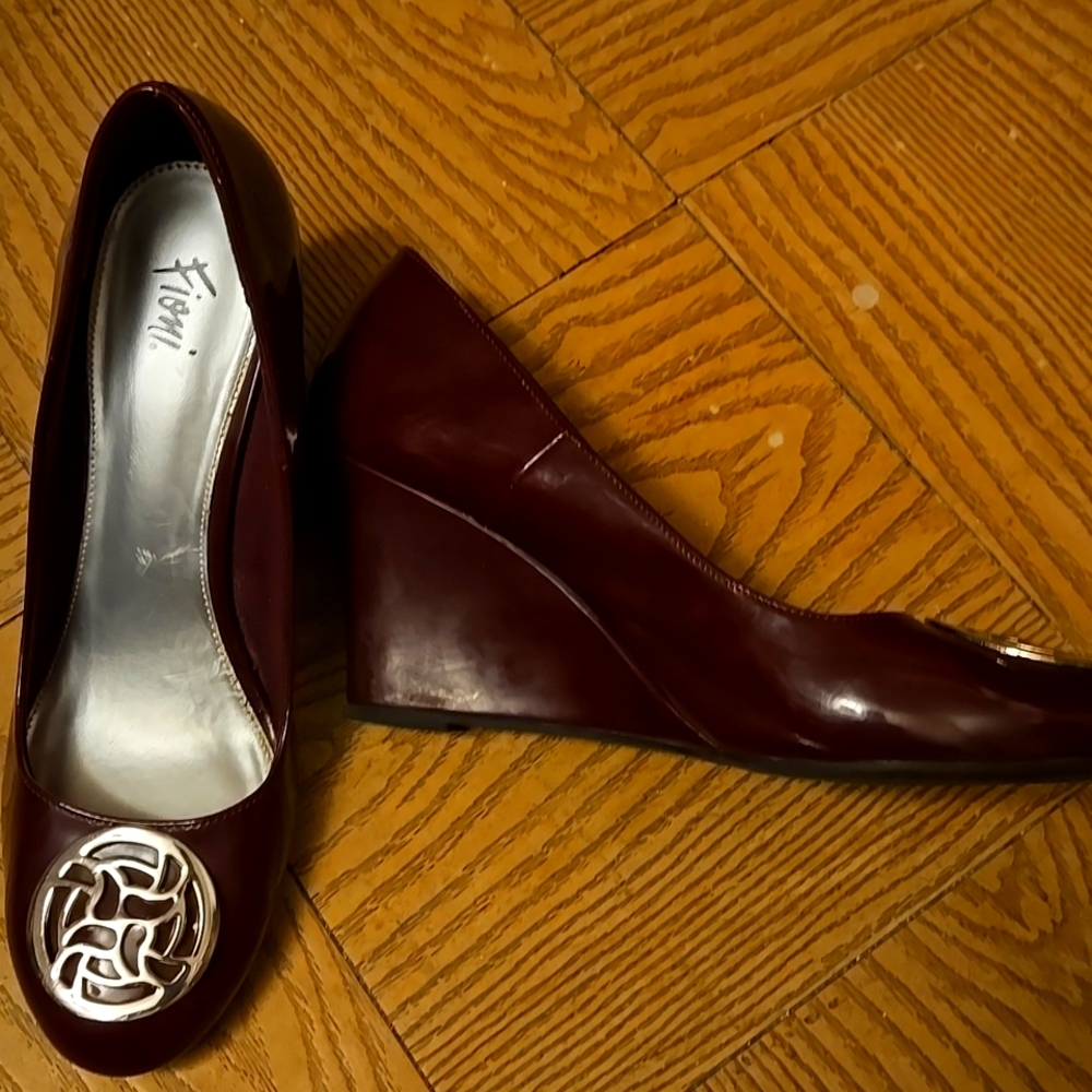 Burgundy wedge shoe